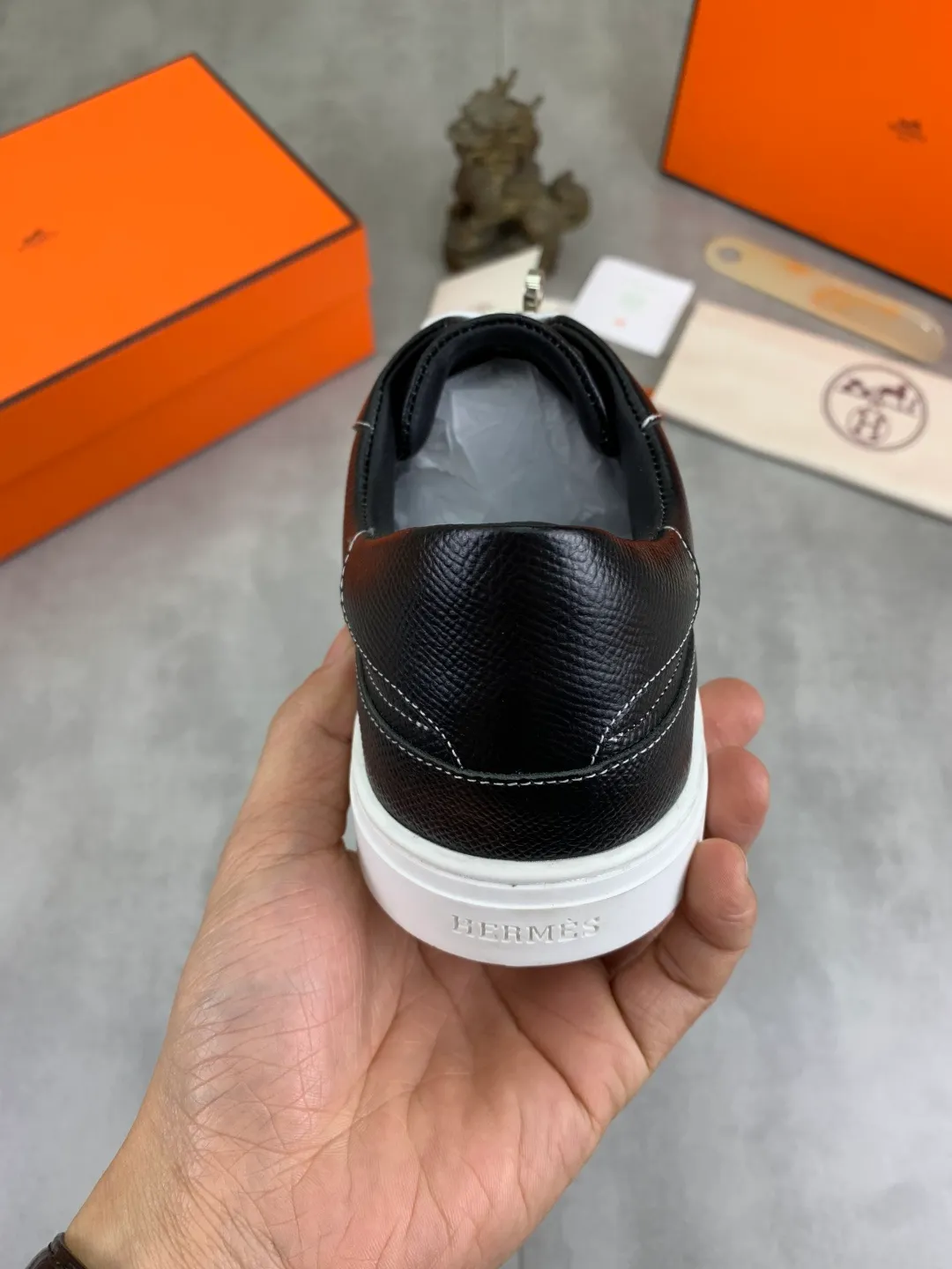 Men's men's shoes 💰P640 New Hermes top version Hermès classic couple style #𝐊𝐞𝐥𝐥𝐲 buckle casual white shoes skateboard shoes that will not conflict with shoes at all. Full of unknowns, Hermès rarely produces flat casual shoes and they are paired with classic palladium-plated Kelly shoe buckles! You'll fall in love with it at first sight. It's super versatile and can be worn with any skirt or pants. 🉑️Close your eyes and wear it. It's super noble. Fabric: Specific cowhide/canvas material. Lining: Sheepskin lining. Outsole: Original molded TPU outsole. Size: 35-45.